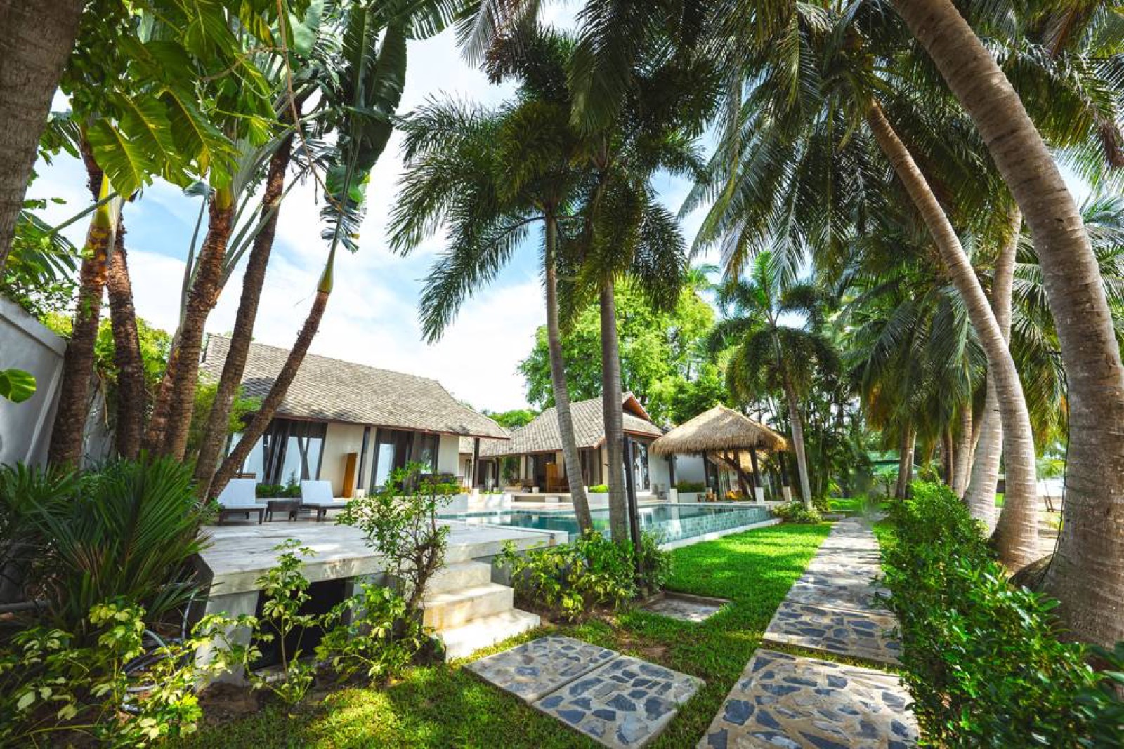 Beachview rooms beside the pool at Samahita