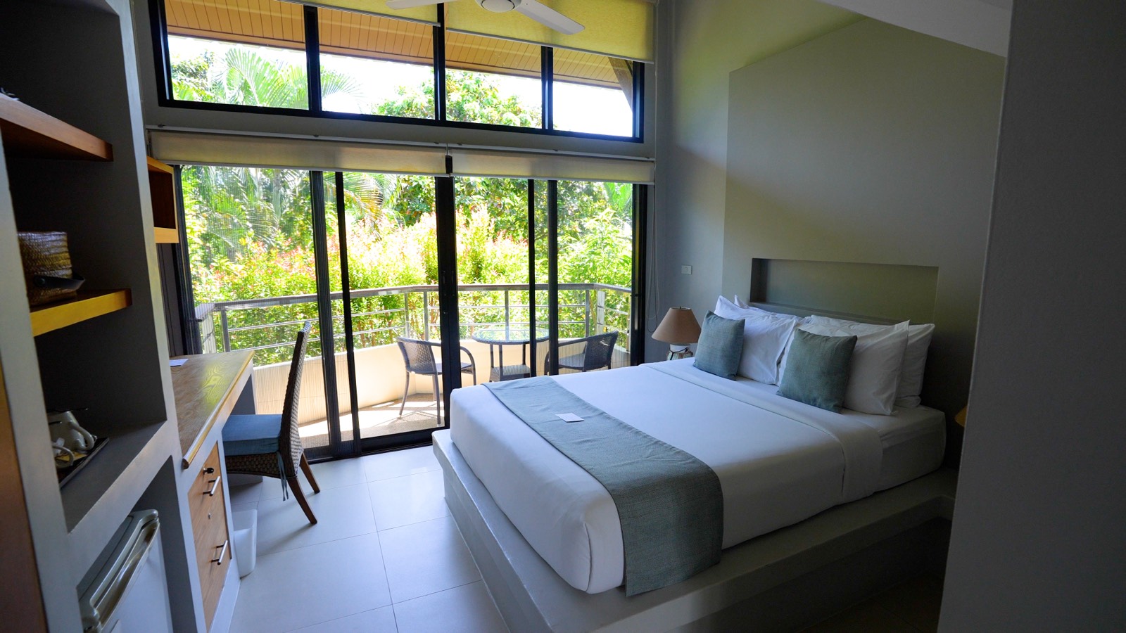Guest room with bed and garden view